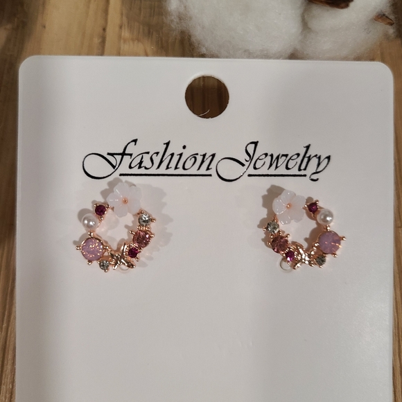 🎊🎊NEW🎊🎊GORGEOUS!! Dainty Wreath Earrings in ROSE GOLD Plating - Picture 14 of 16